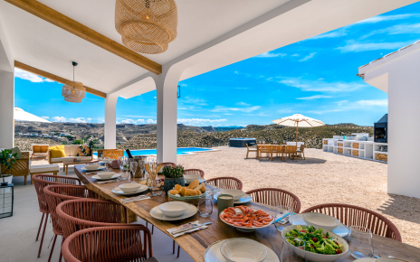 Porche amueblado para comer la fresco